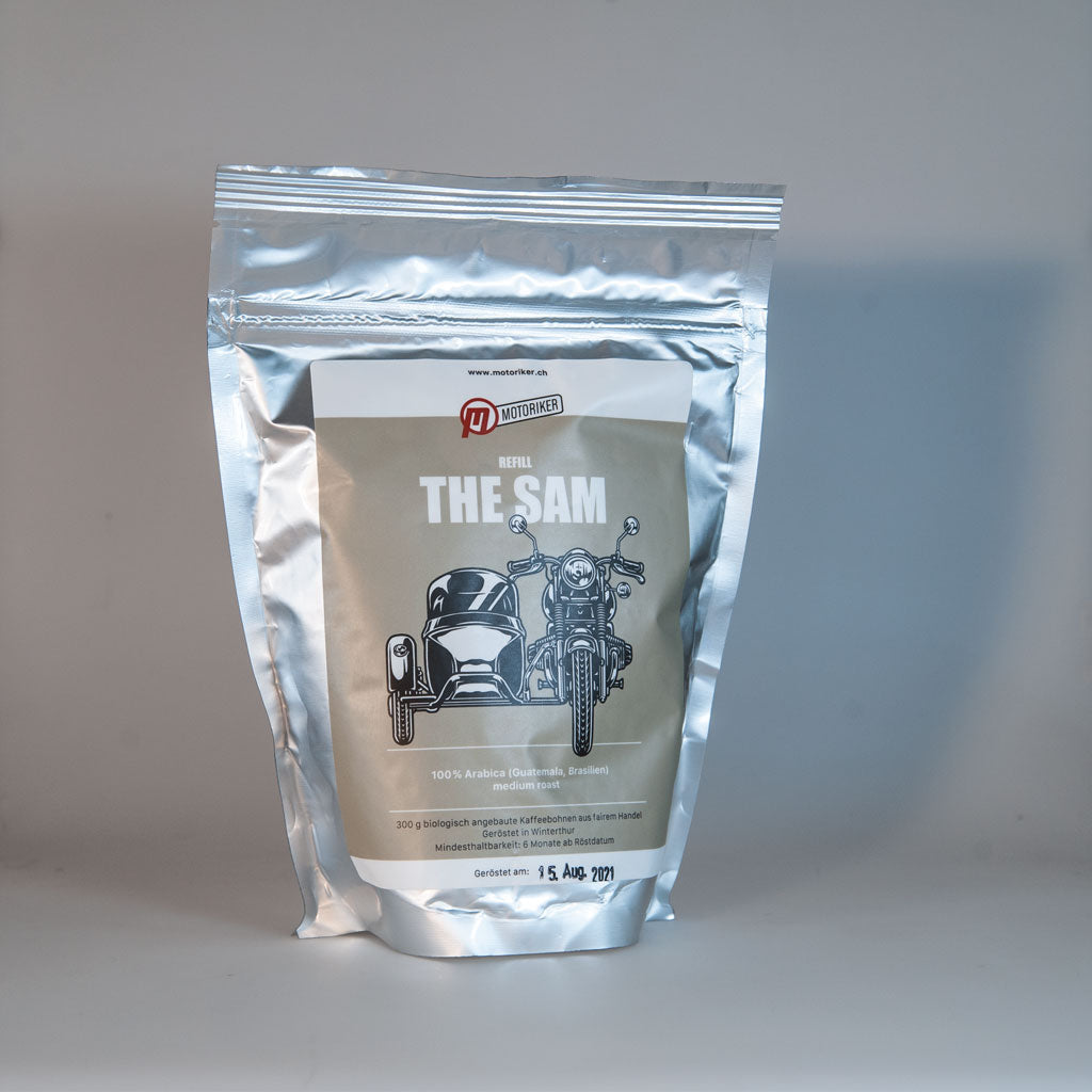 Motoriker Coffee The Sam, silberner Nachfüllbeutel mit beigem Etikett und Seitenwagenmotiv